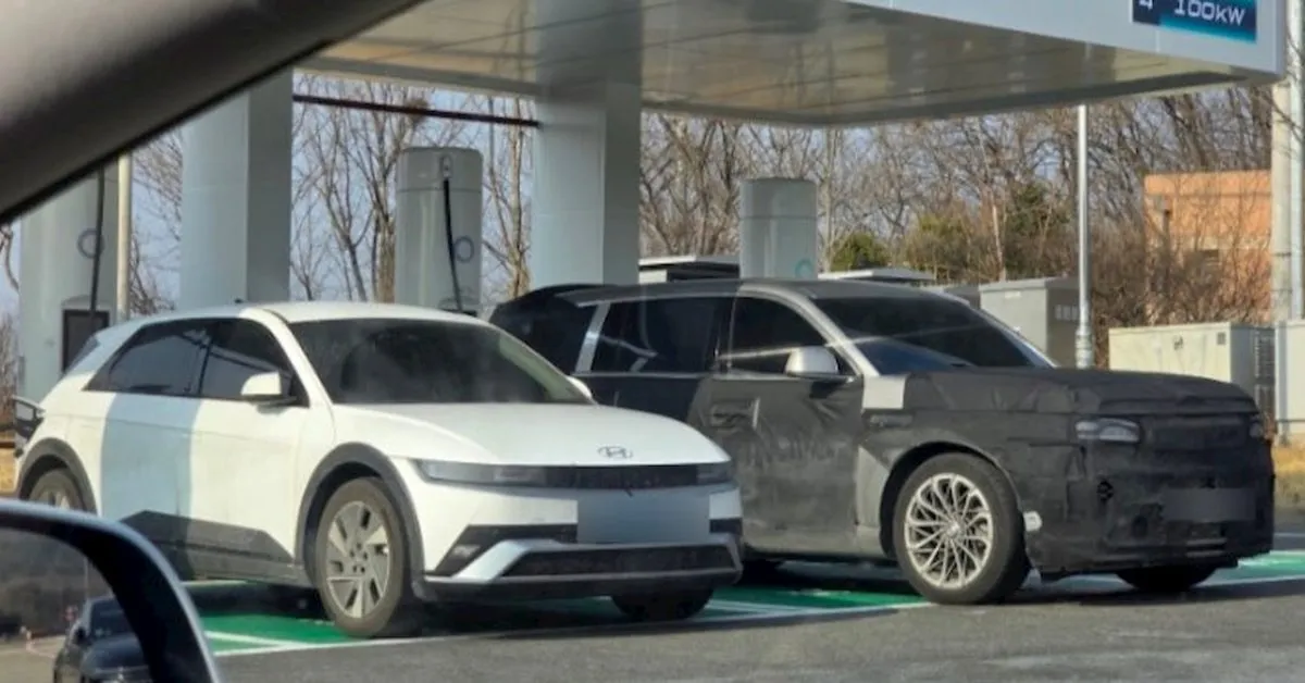 제네시스 GV90, 테슬라 슈퍼차저에서 충전 중 포착 — eM 플랫폼 기반