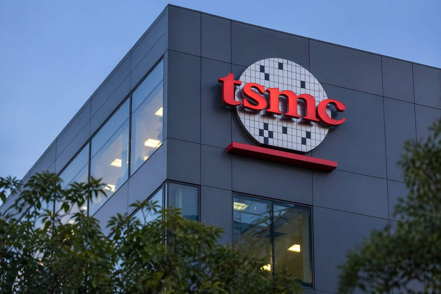 TSMC, ASML High-NA EUV 도입 2029년까지 연기 — '너무 비싸다'